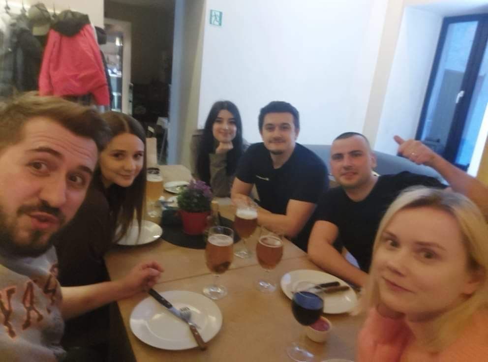 Selfie przy restauracyjnym stole zastawionym piwem i talerzami